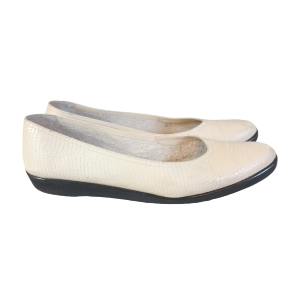 Ferragamo Snake Embossed Cream Leather Flats Size 8.5 - Picture 5 of 10